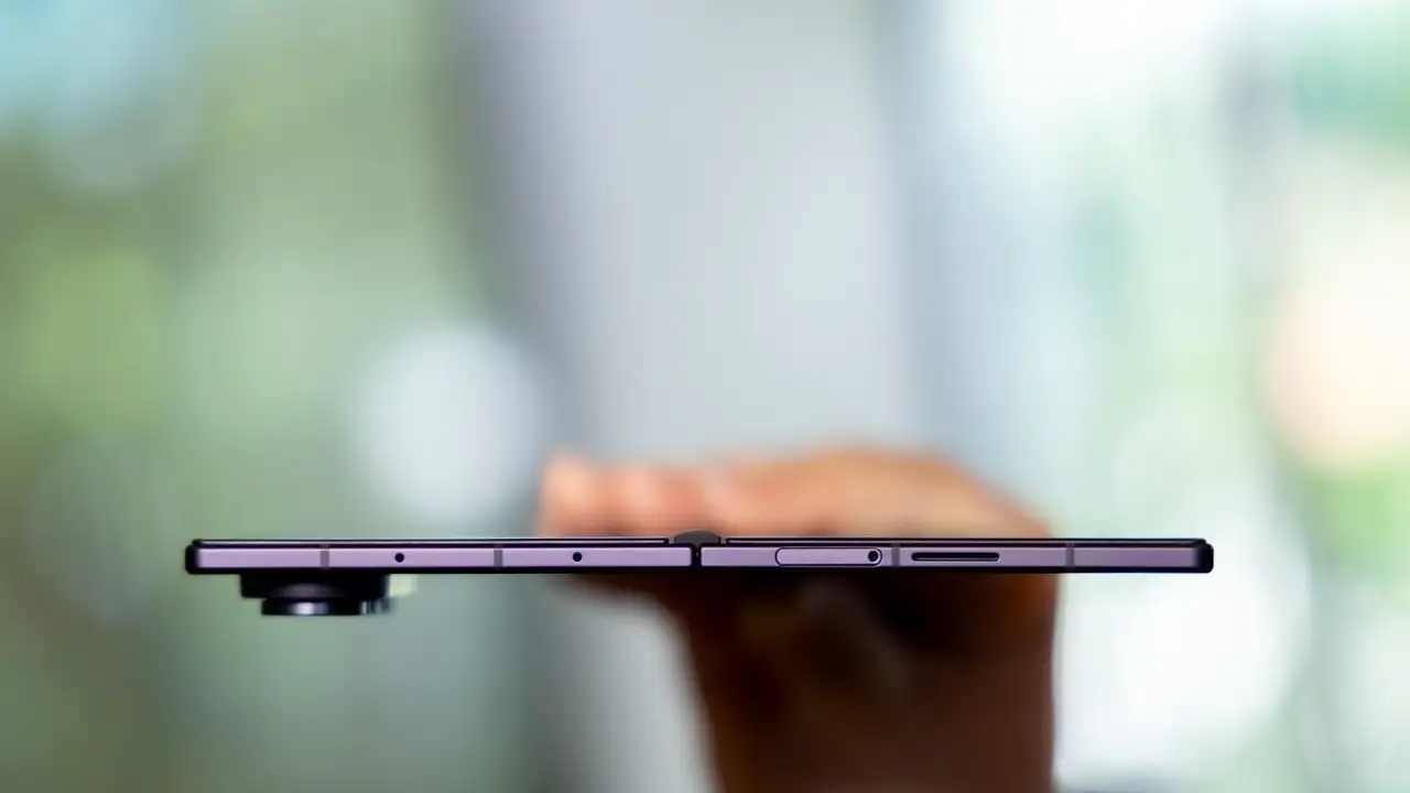 هاتف Galaxy Z Fold 8 Ultra يتفوق على iPhone 17 Pro Max في الوزن والسُمك